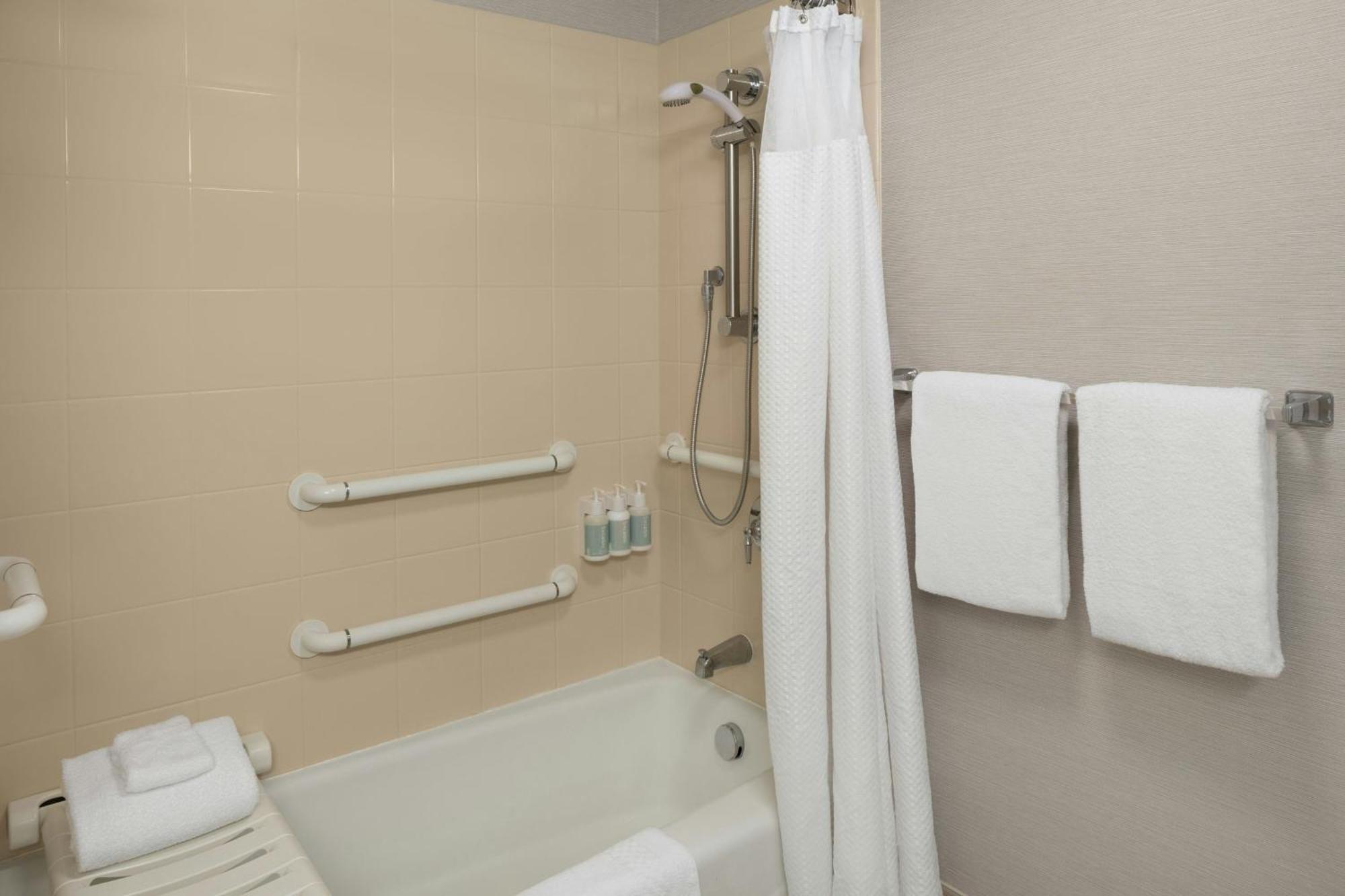 Courtyard By Marriott Portland Beaverton Exterior photo